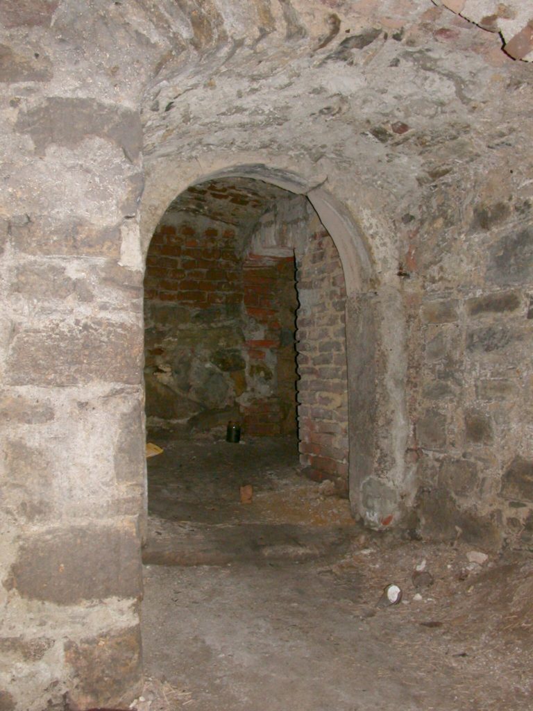 W piwnicach zachował się prosty późnośredniowieczny portal kamienny.