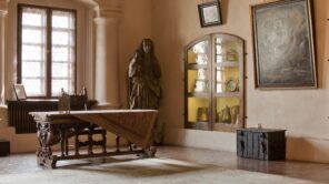 Fotografia barwna. Wielka Izba kamienicy Orsettich - sala muzealna z meblami barokowymi i renesansowymi. W rogu duża rzeźba Matki Bożej z Dzieciątkiem.